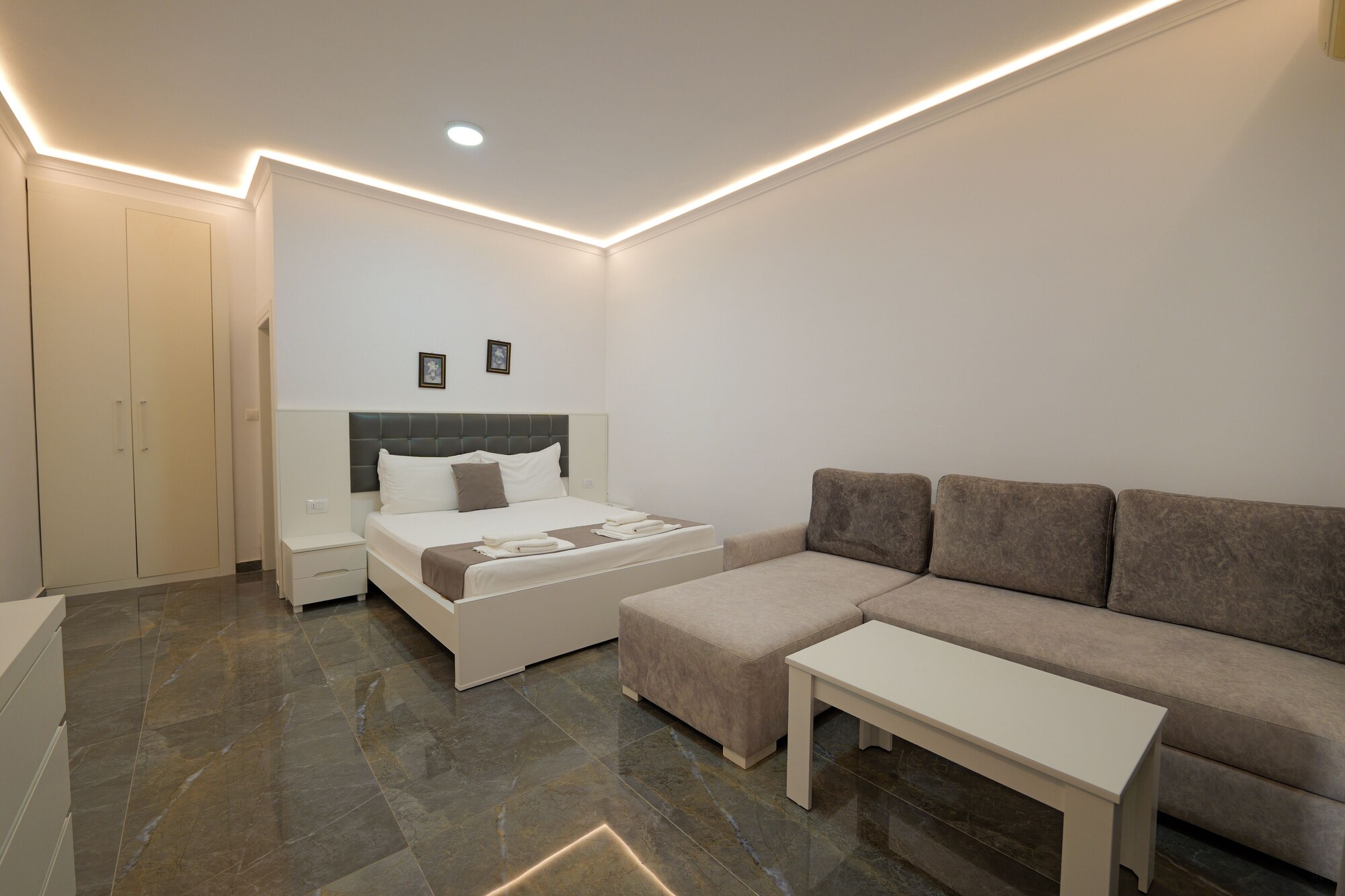 جناح بسرير مزدوج بإطلالة على البحر مع أريكة، Vila Era Beach 8/10