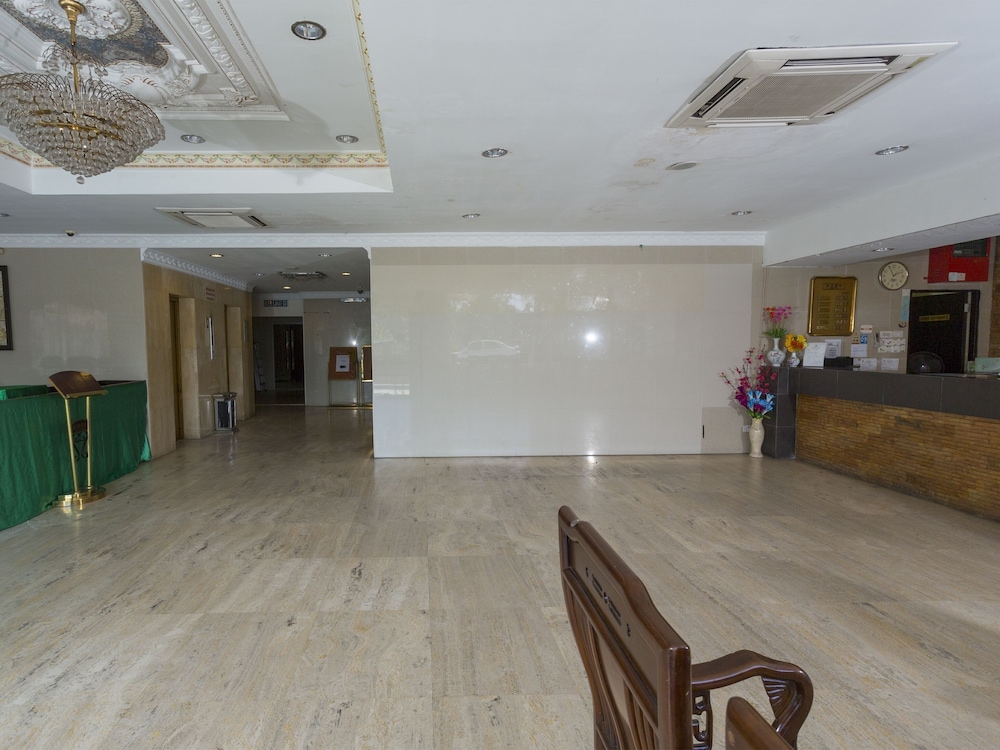 OYO 89619 De Choice Hotel 4/23