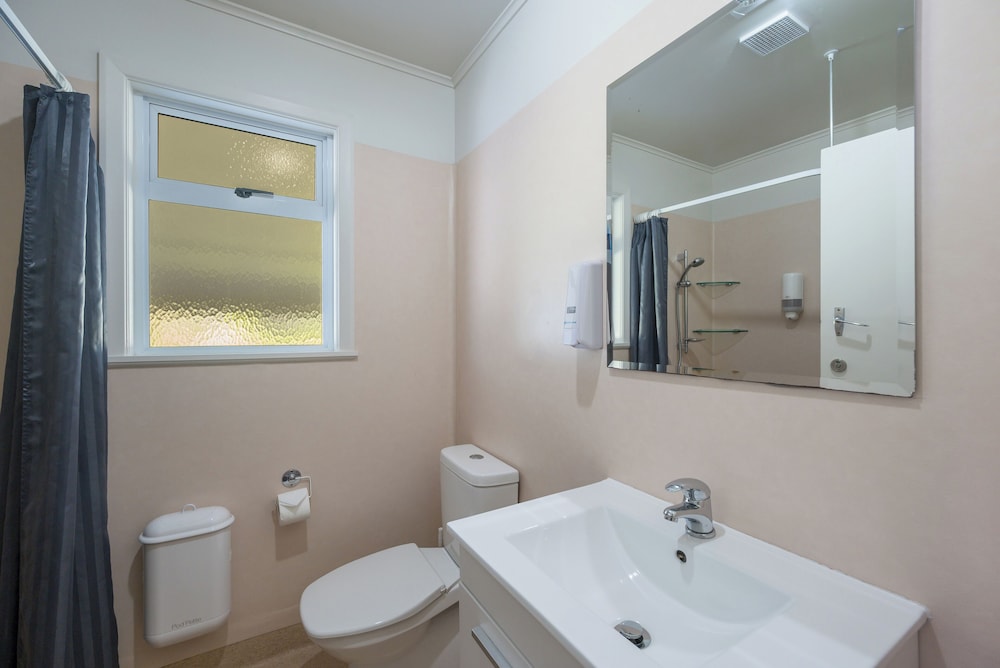 4 Bedrooms, Park, House, 5 Beds, 2 Queen Beds, Tahuna Beach Kiwi Holiday Park & Motel 9/10