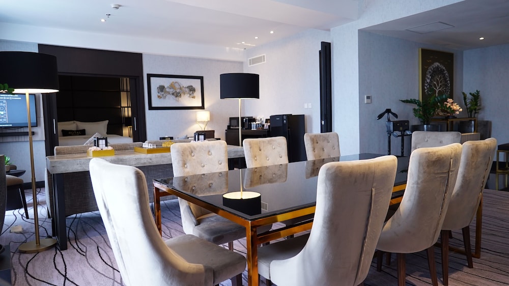 Grand Swiss-Belhotel Darmo 53/62