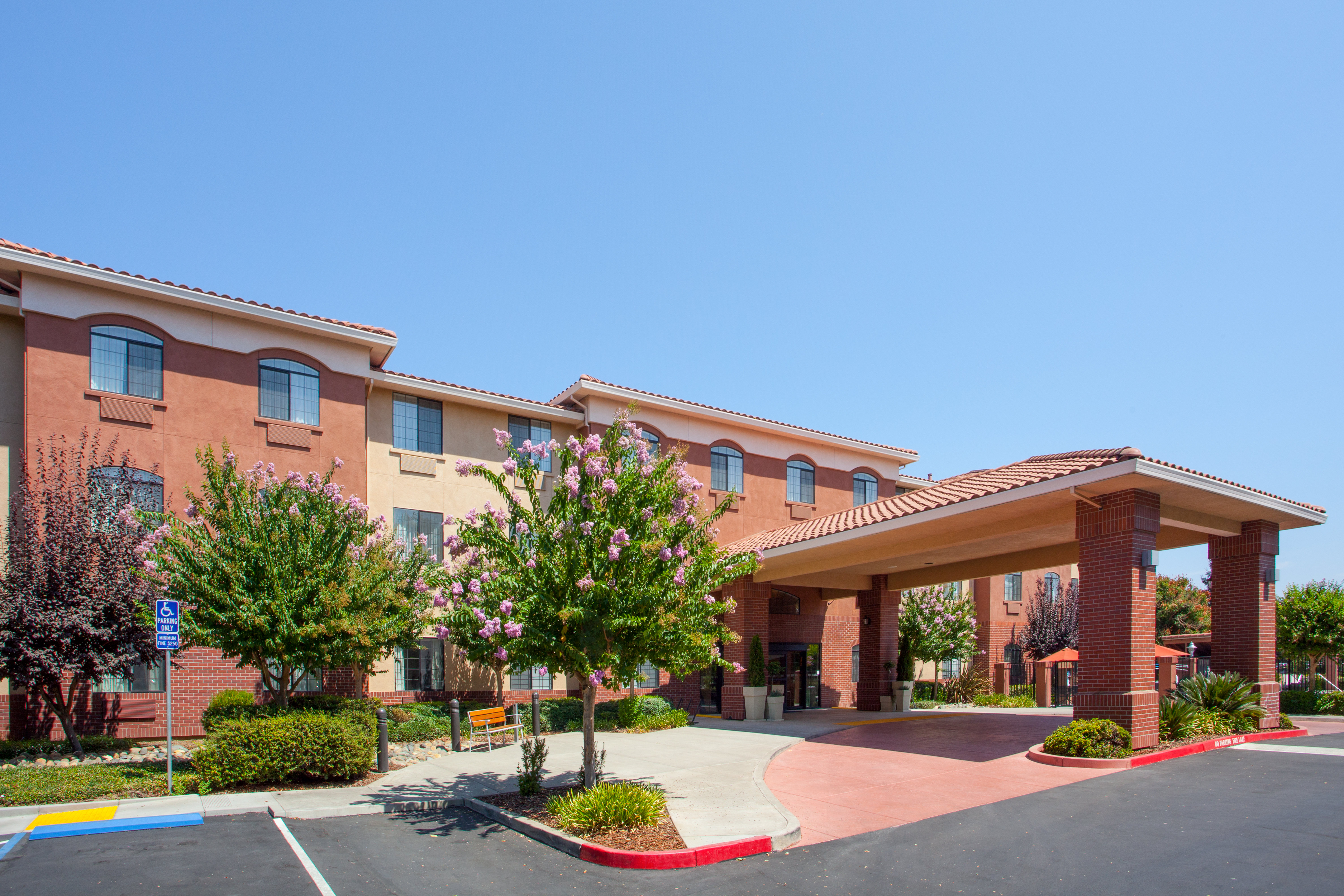 Holiday Inn Express Suites Davis University Area 4/27