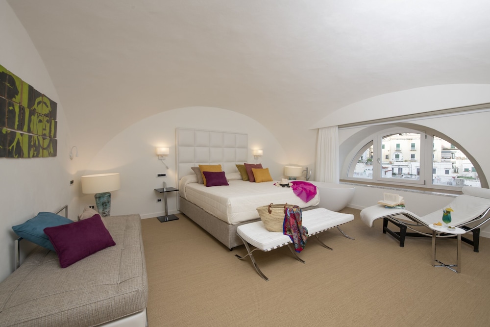DELUXE, DOUBLE BED, CITY VIEW, BATHTUB