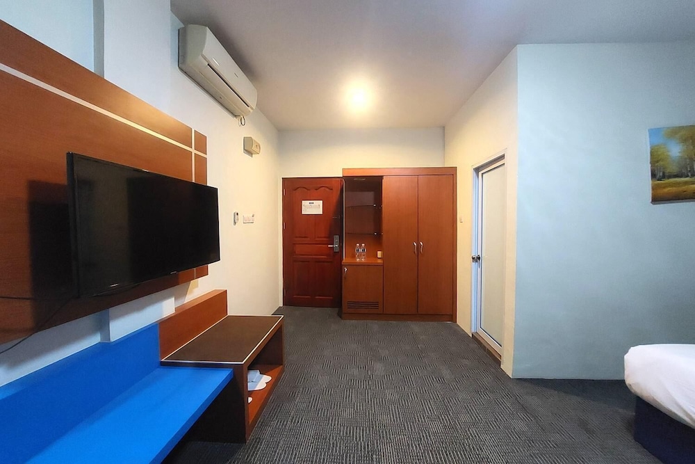 D'MERLION HOTEL 37/55