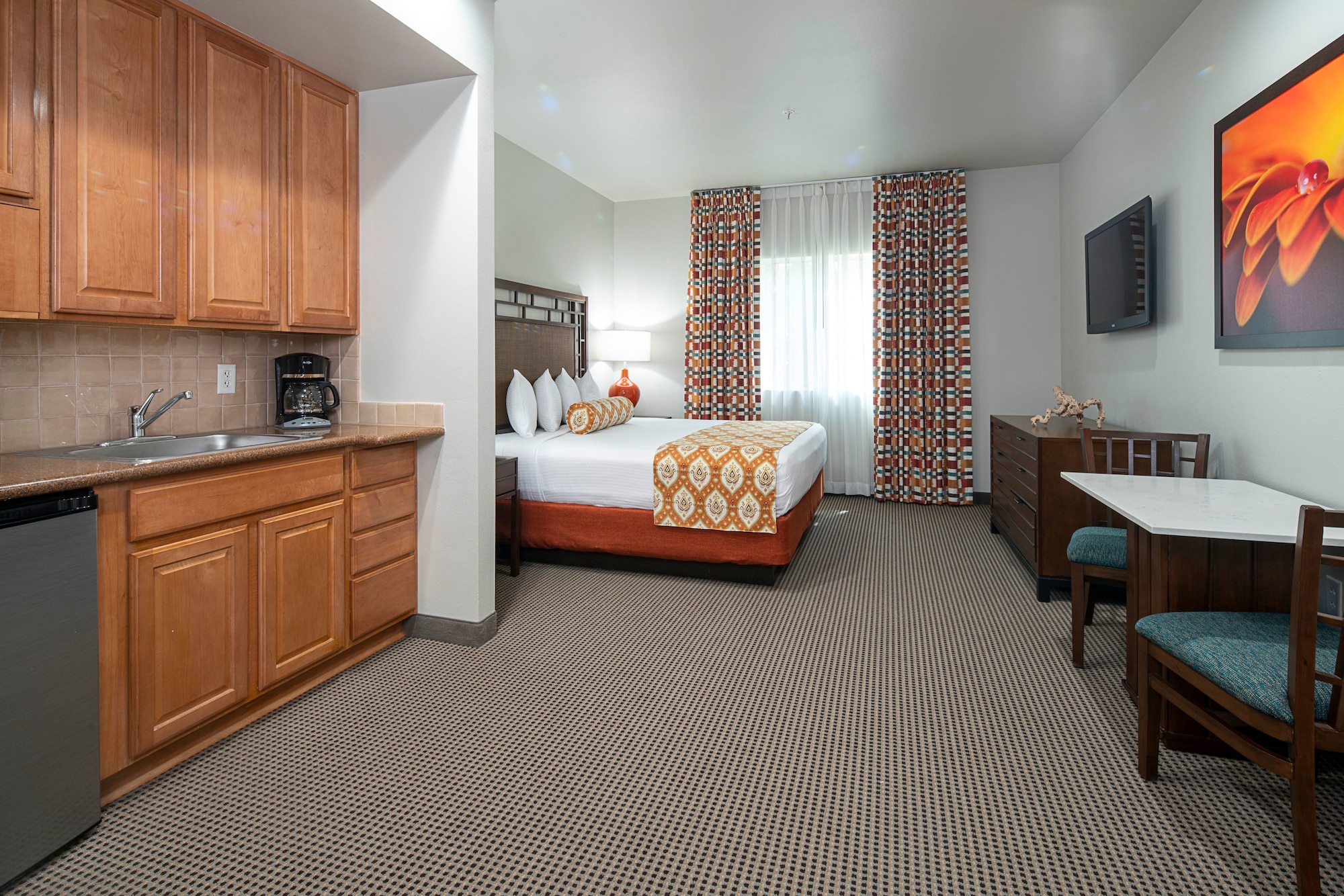 STUDIO, KING BED, KITCHENETTE