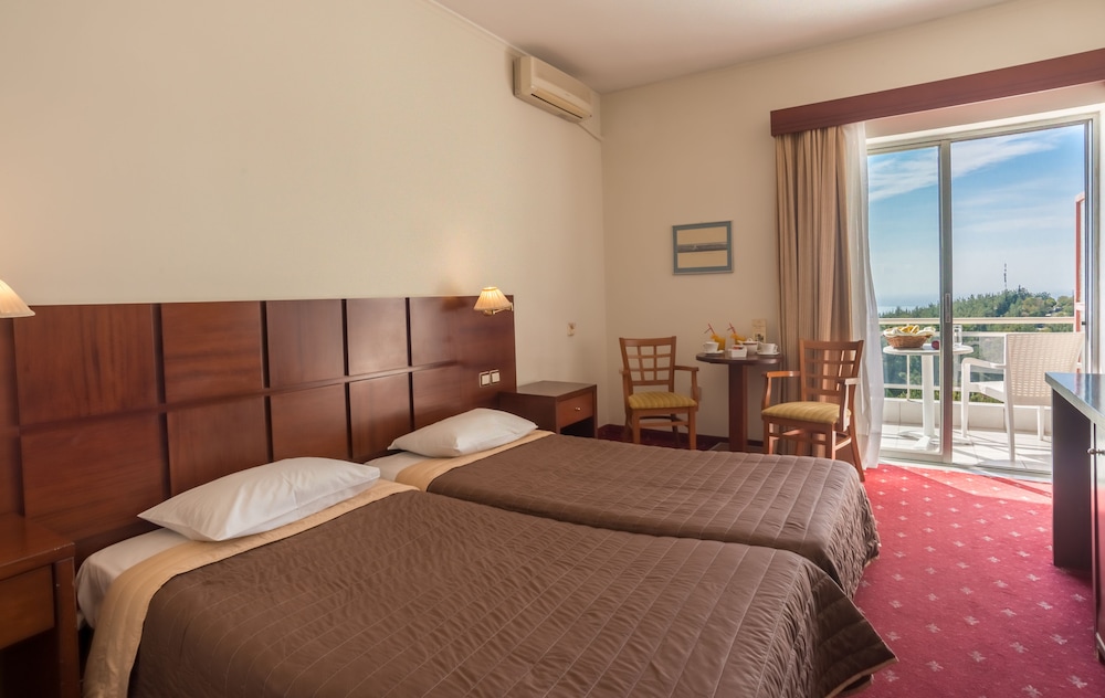 ROOM, DOUBLE BED