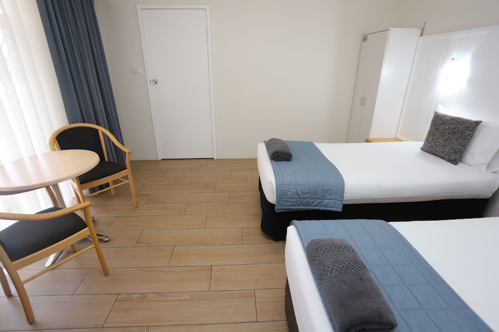 Sleepy Hill Motor Inn 16/50