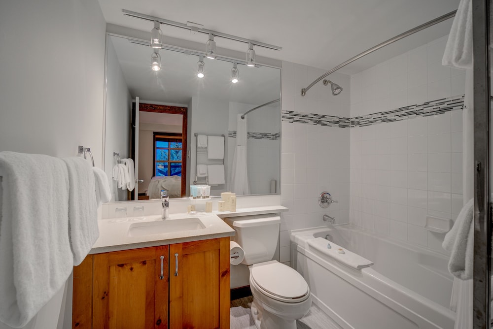 Blackcomb Springs Suites by CLIQUE 21/70