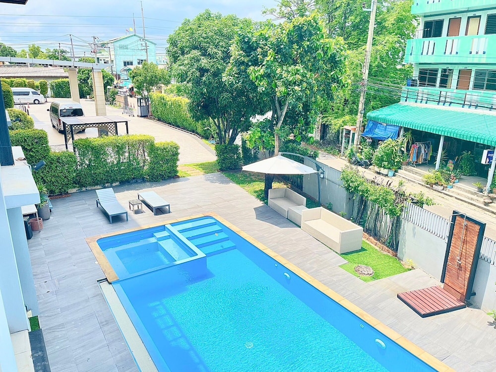 Crystal Suites Suvarnabhumi Airport 60/63
