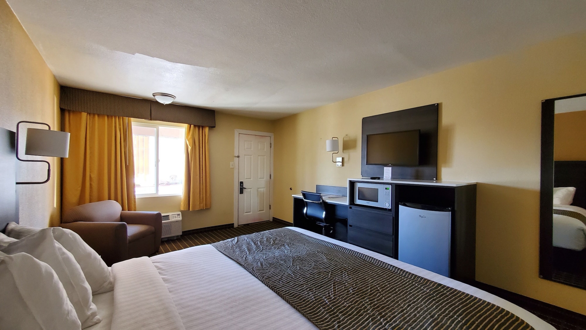 ROOM, KING BED
