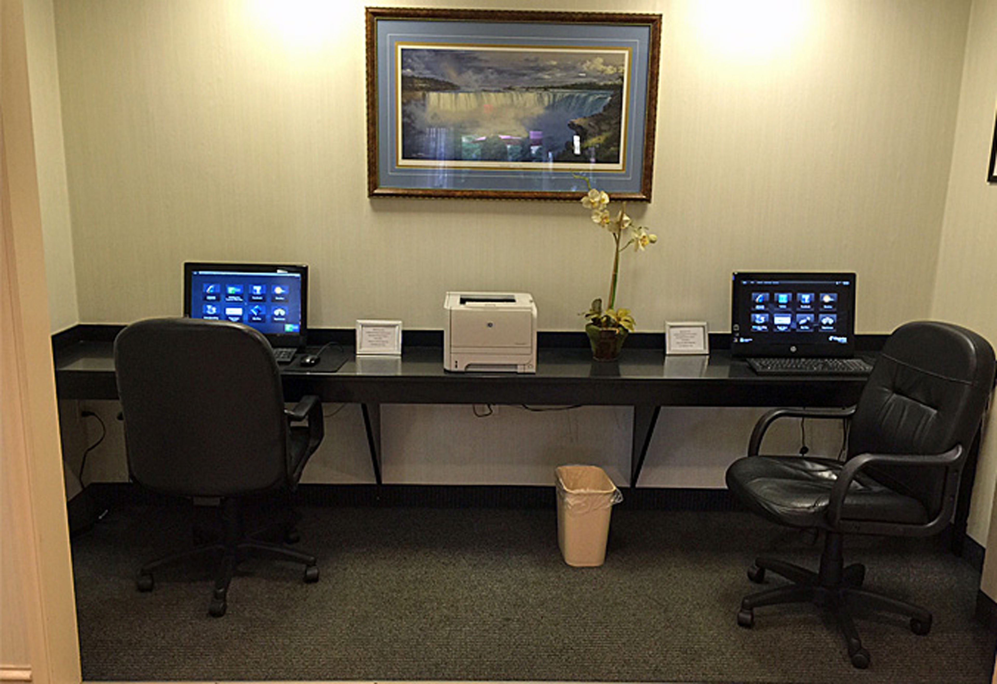 Holiday Inn Express Hotel Suites Buffalo Airport 50/58