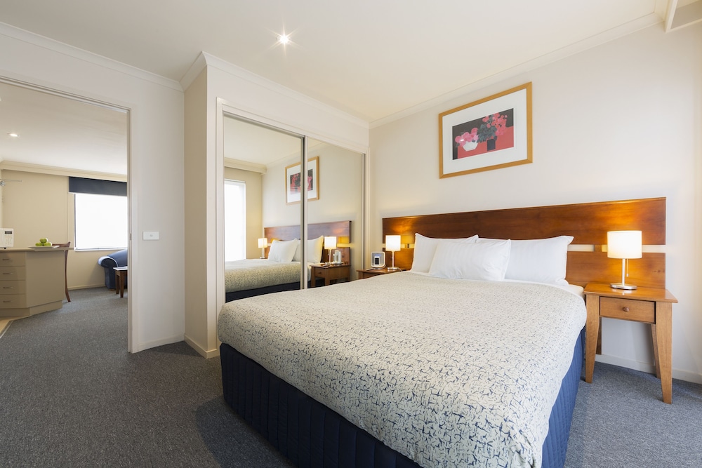 SUITE, QUEEN BED