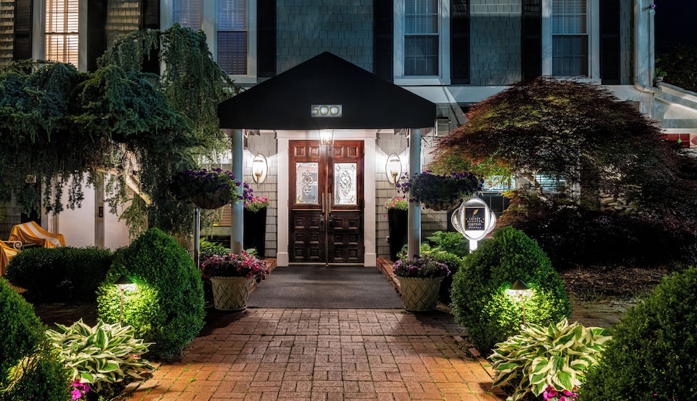 The Chateau Inn and Suites 8/57