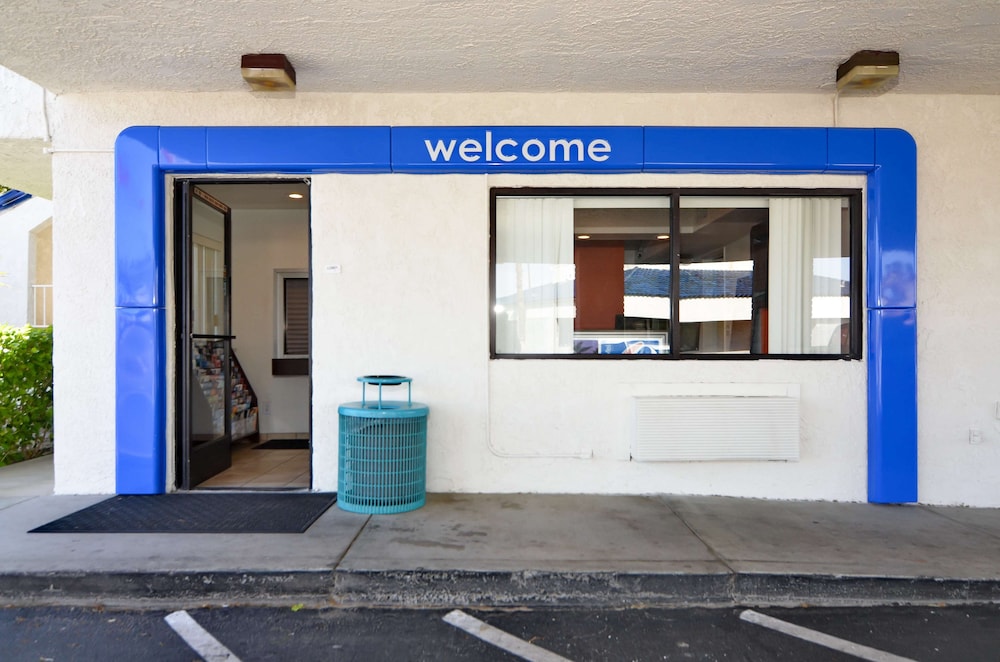 Motel6 North Palm Springs, CA - North 14/45