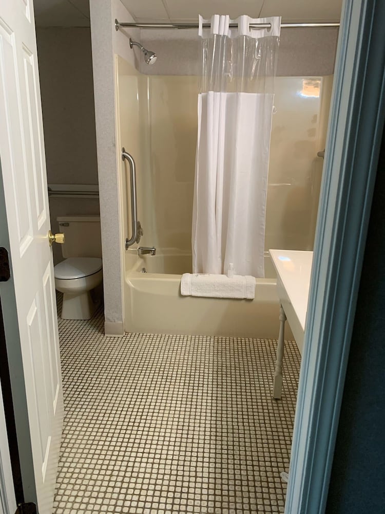 Surrey Inn Hotel 24/61