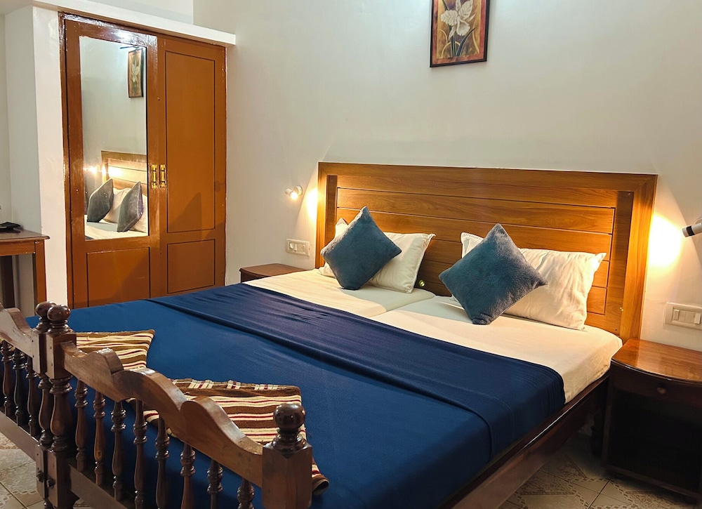 DELUXE, PARTIAL SEA VIEW