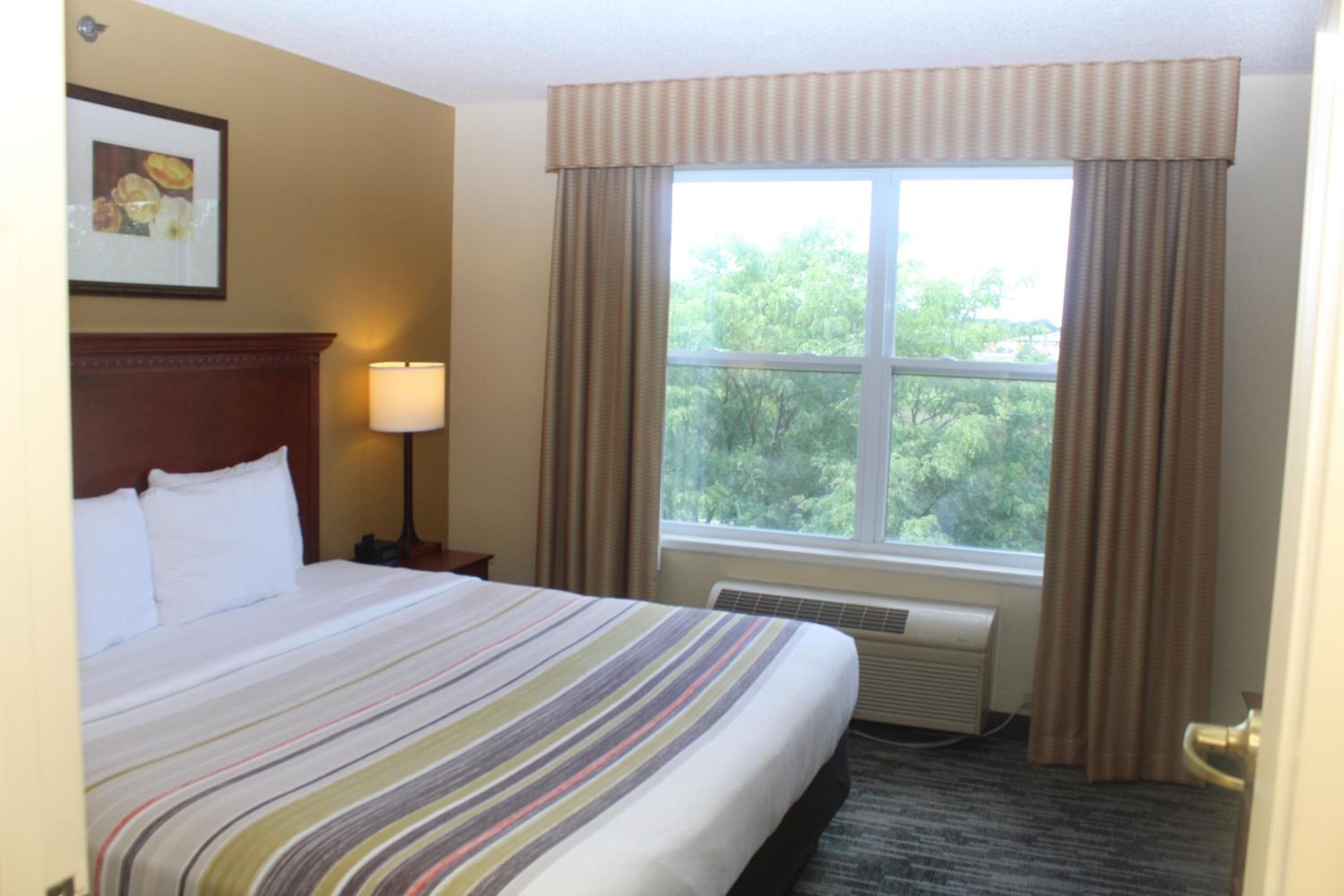 1 Bedroom, Suite, King Bed, Accessible, Country Inn & Suites by Radisson, Crystal Lake, IL 2/8