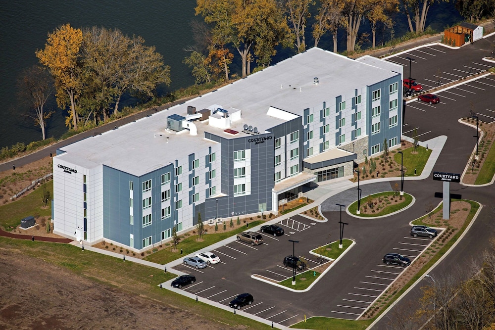 Courtyard Appleton Riverfront 57/58