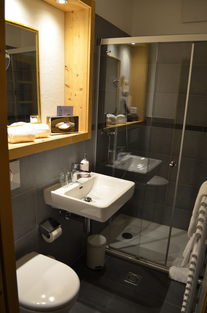 Carlton-Europe Vintage Adult Hotel 53/56