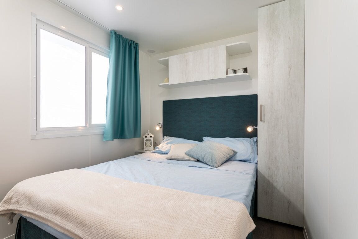 Deluxe, 1 Double and 4 Single Beds