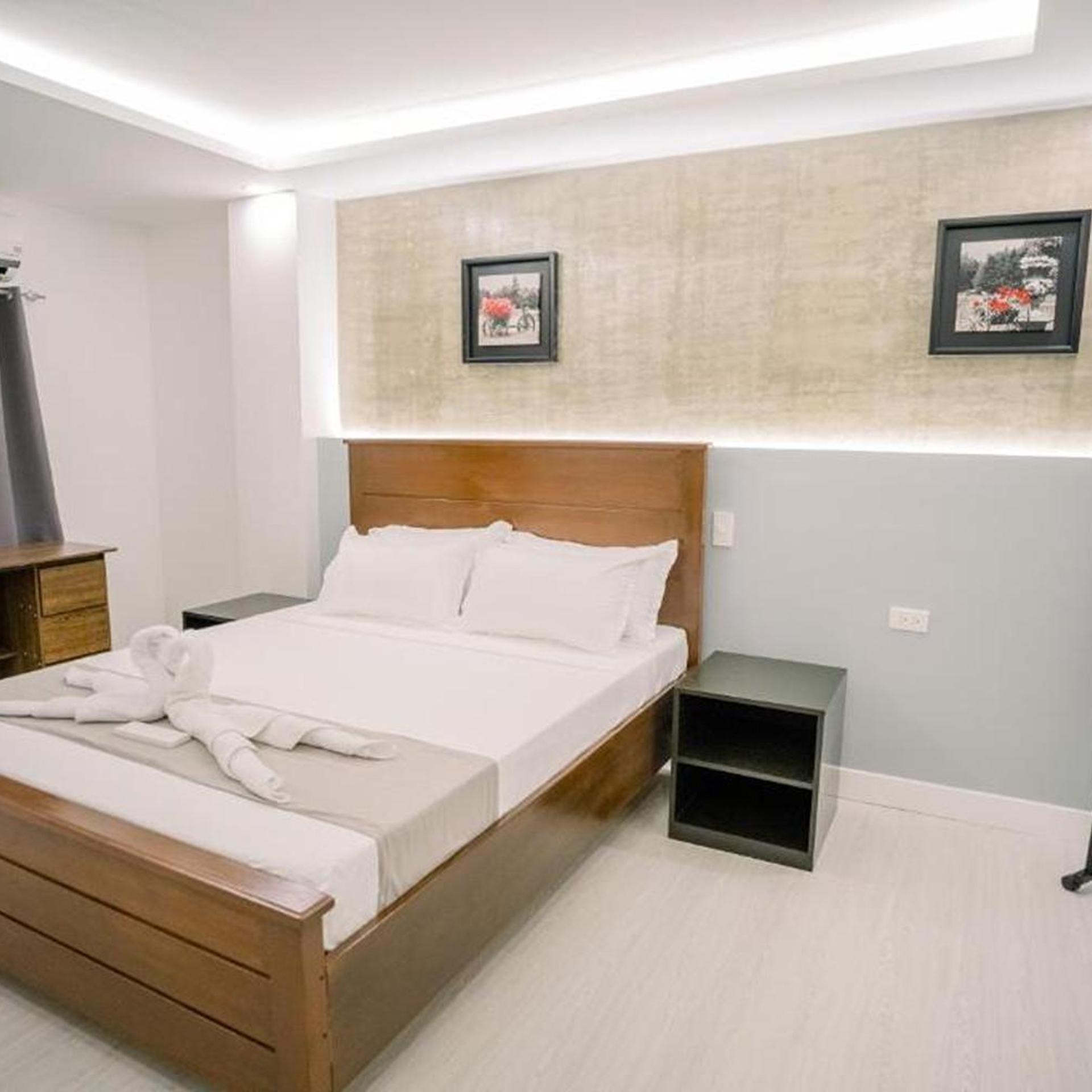 Spotlight Hotel near Hundred Islands Wharf 4/44