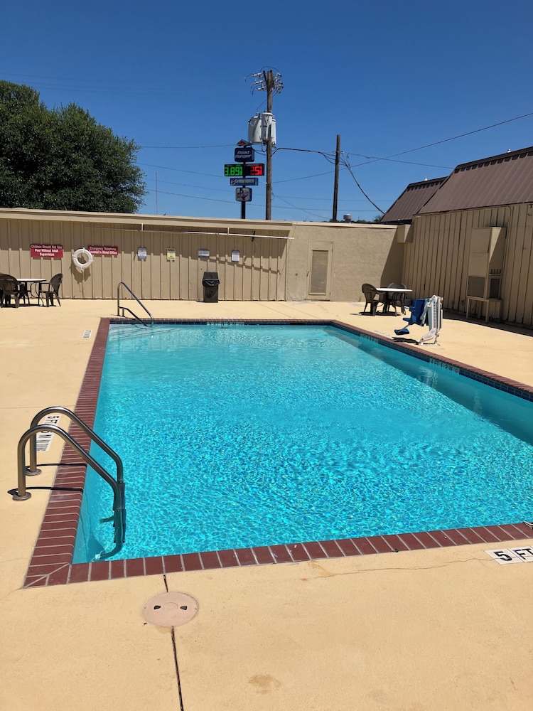 Econo Lodge Sonora, TX 52/60