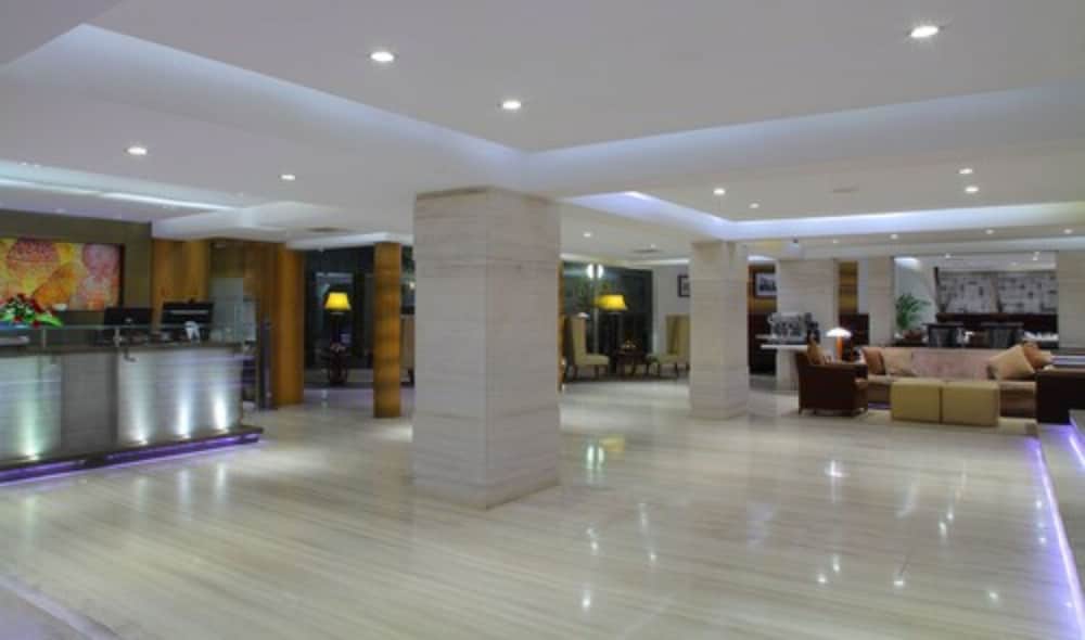 Hiltop Hotel 5/56