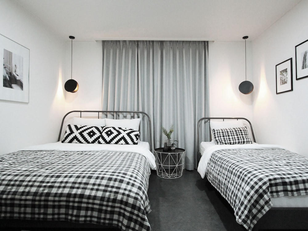 Neat House Hongdae 26/50