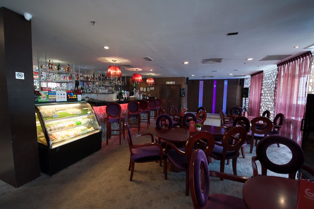GAYA CENTRE HOTEL 37/42