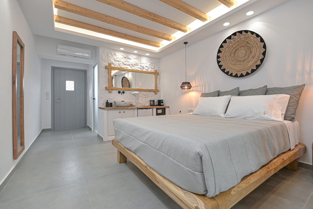 Naxos Finest Hotel Villas 12/50