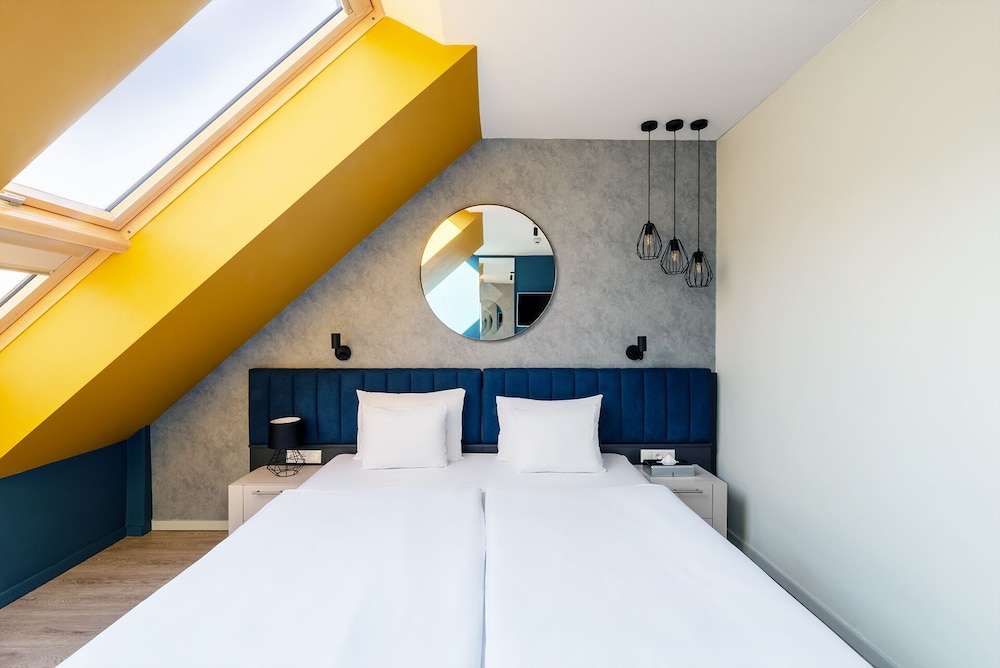 DELUXE, DOUBLE BED