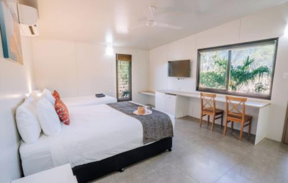 Deluxe, Studio, Cabin, 1 Queen and 1 Single Bed