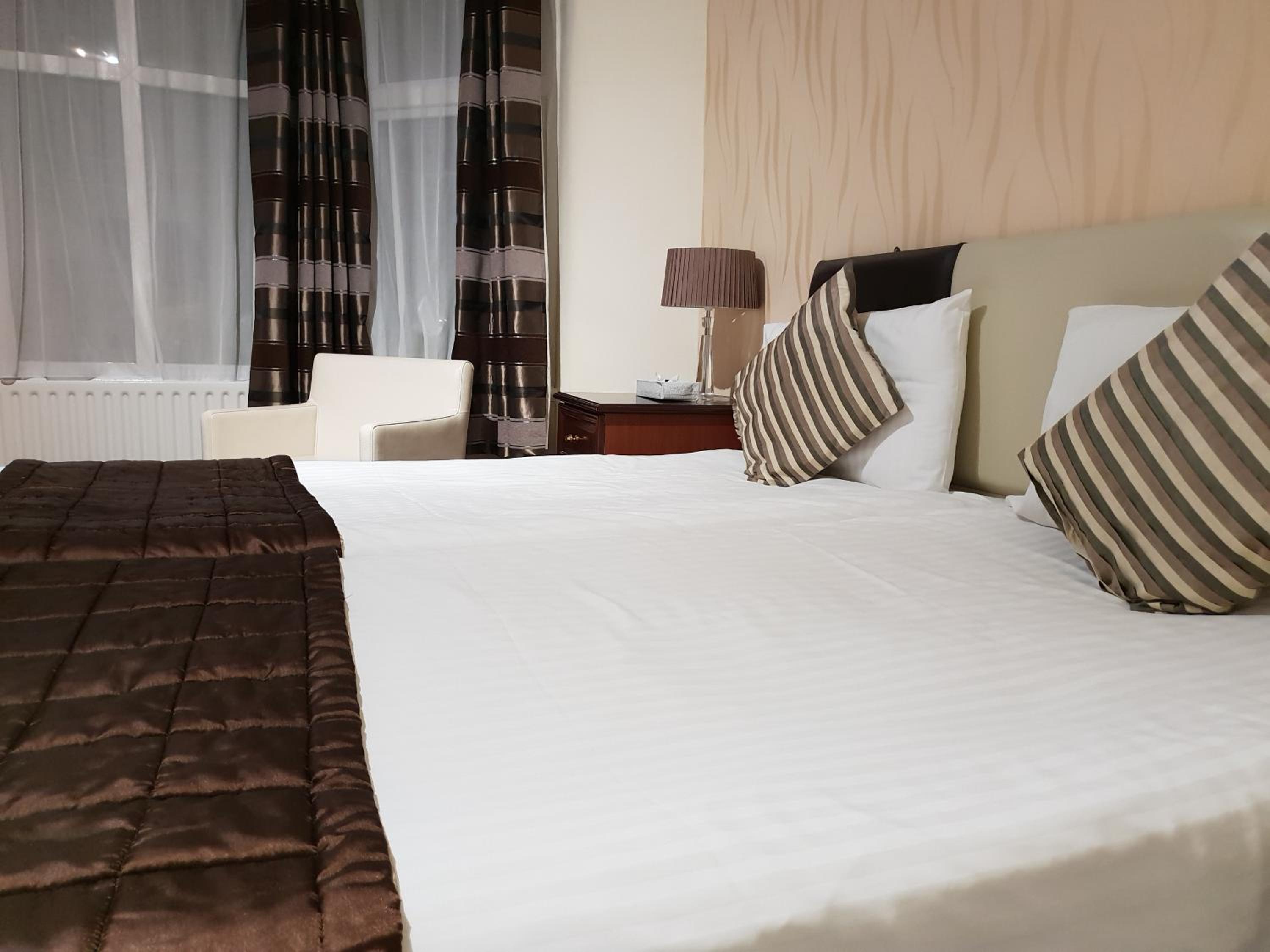 Ascot Hotel 36/50