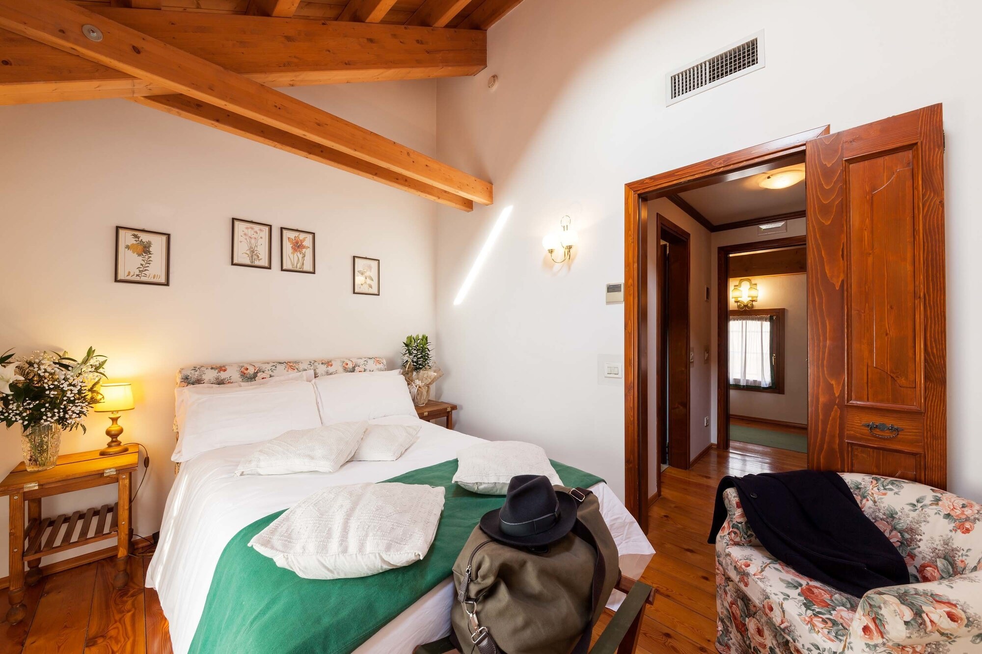 ROOM, SINGLE, DOUBLE BED