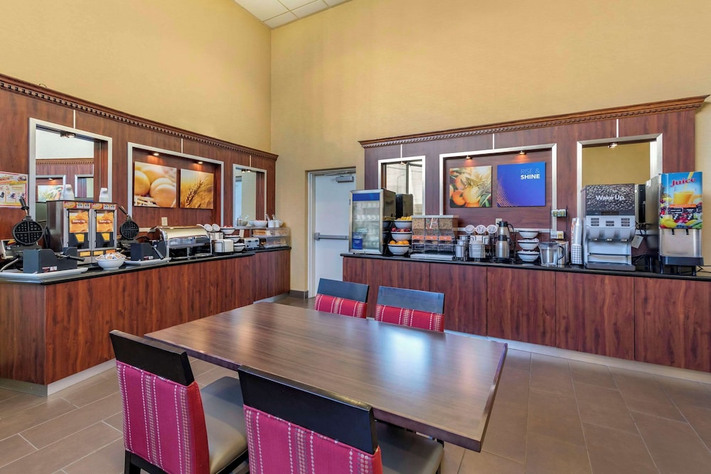Comfort Inn & Suites Near Universal - N. Hollywood - Burbank 58/68
