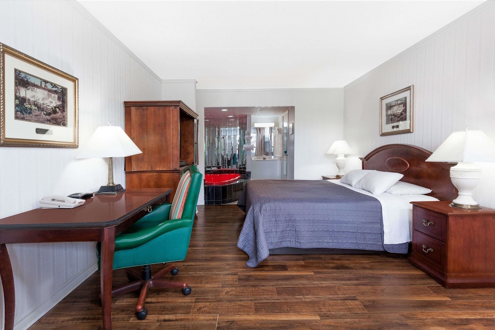 SUITE, KING BED