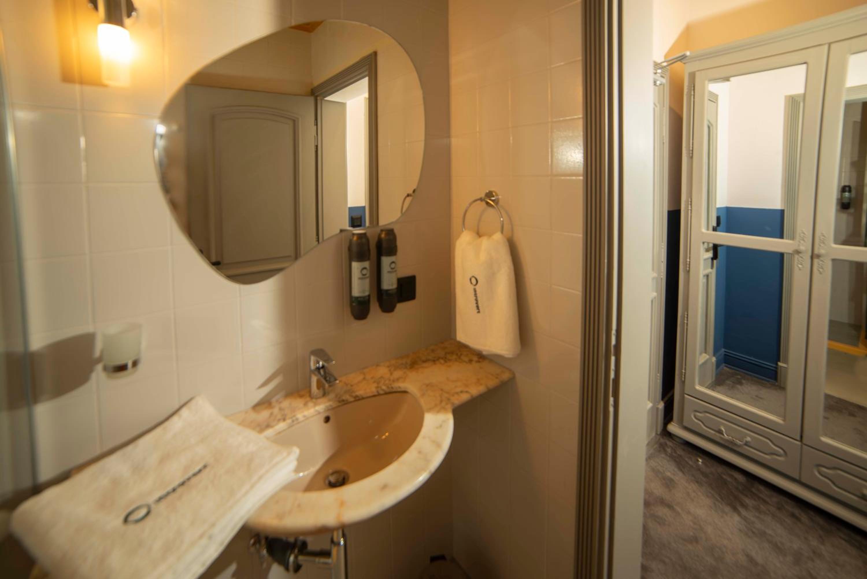 Economy, Twin Beds, Interior View, No Window، Maria Luisa Hotel 2/2
