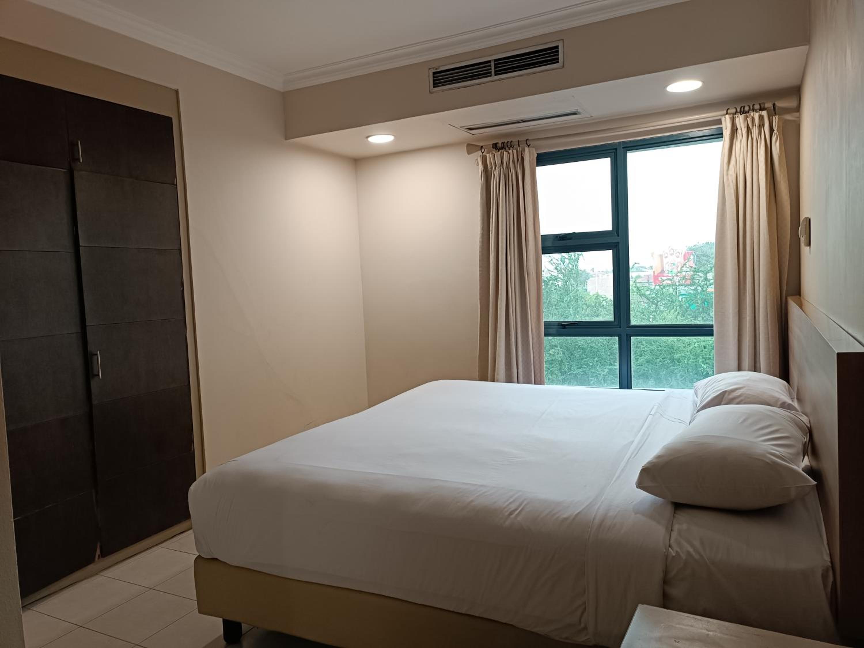 غرفة عائلية بسرير مزدوج وسريرين منفصلين بغرفتي نوم، Grand Tropic Suites Jakarta 2/3