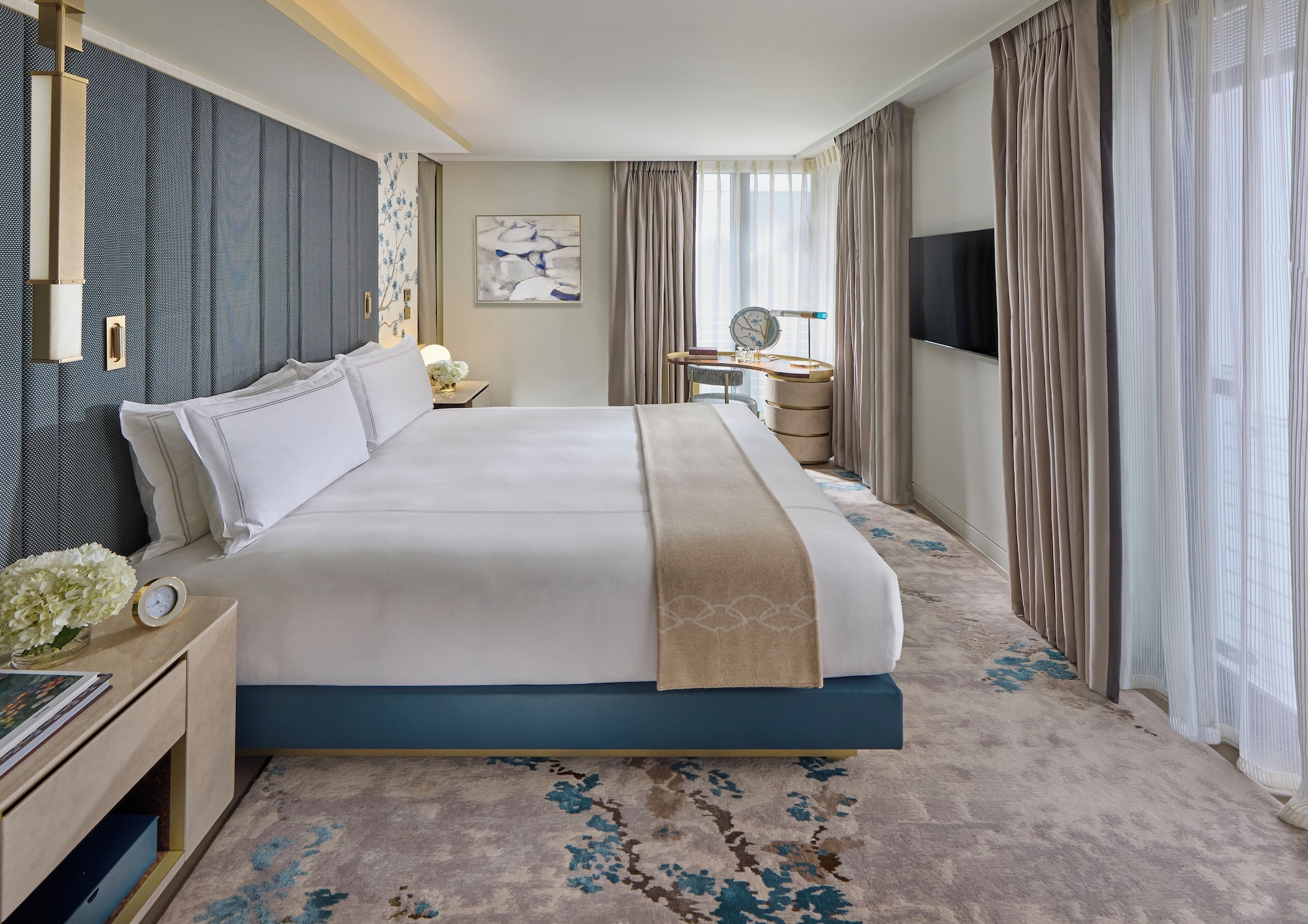DELUXE, SUITE, DOUBLE OR TWIN BED