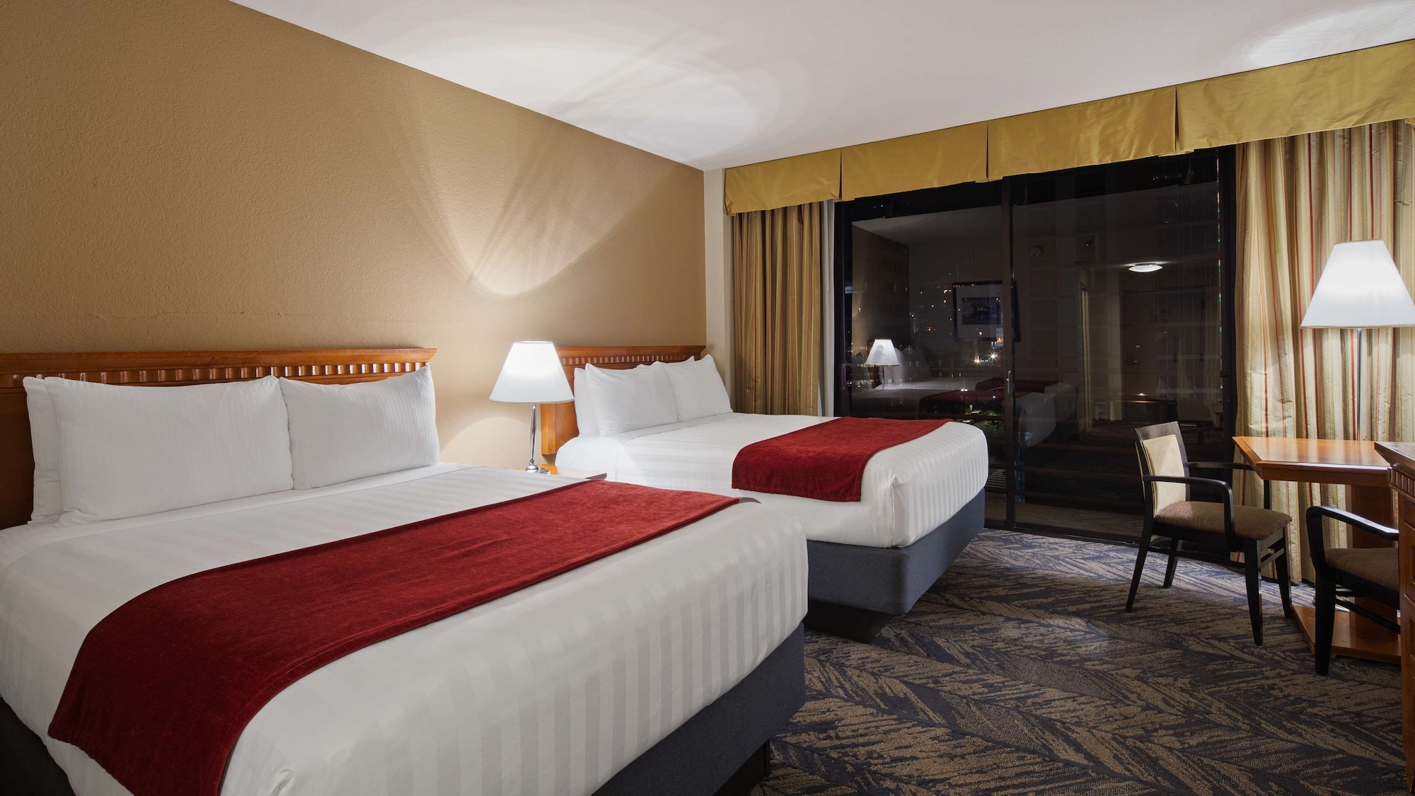 Standard, 2 Queen Beds, City View, Balcony