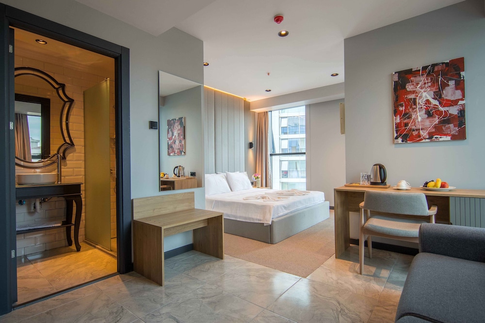Sherlock Homes Hotels 24/46