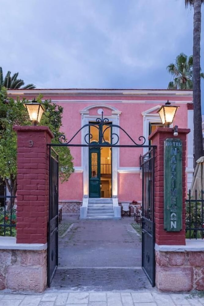 Nafsimedon Hotel 3/48