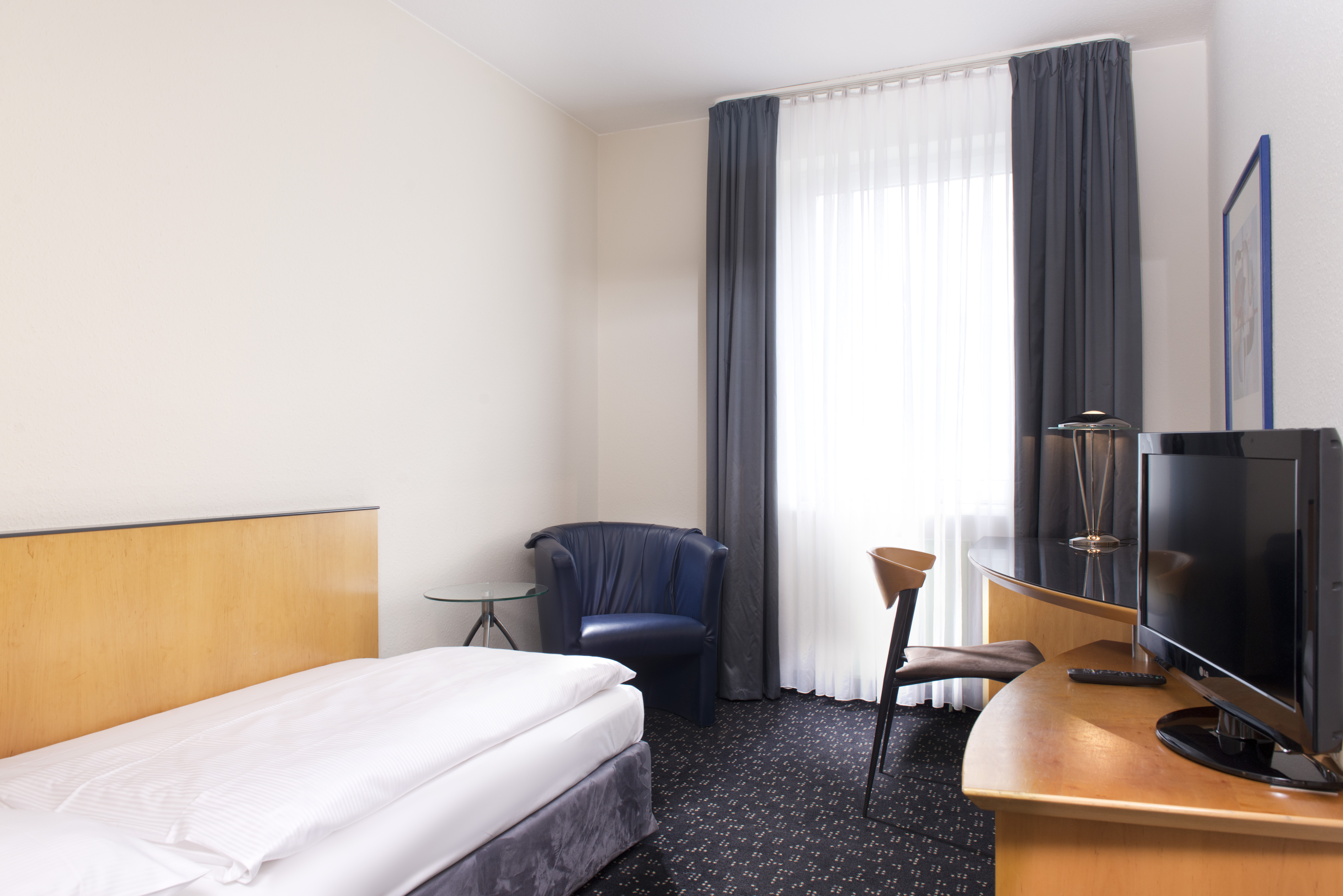 ROOM, SINGLE, PRIVATE BATHROOM