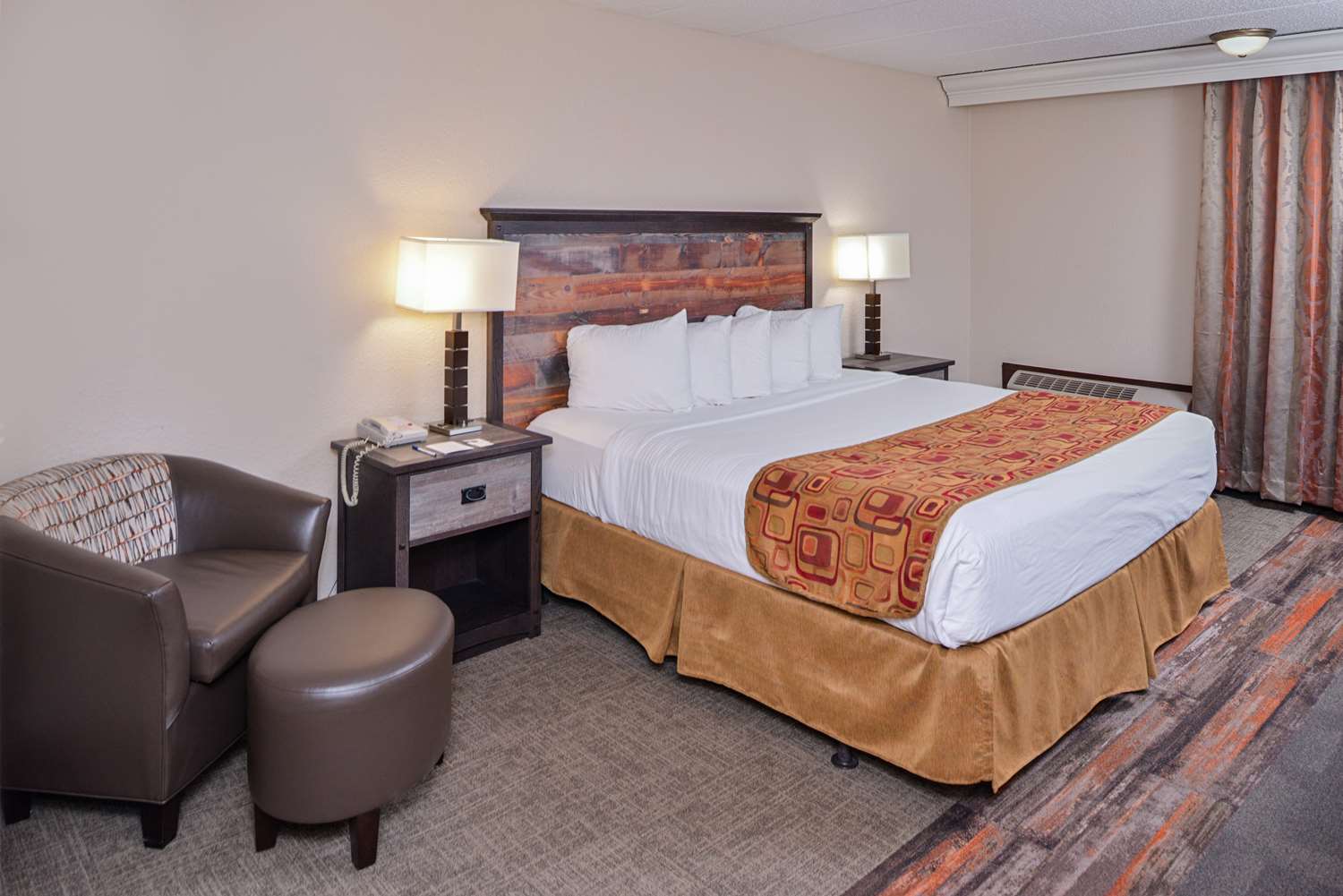 Exterior, King Bed