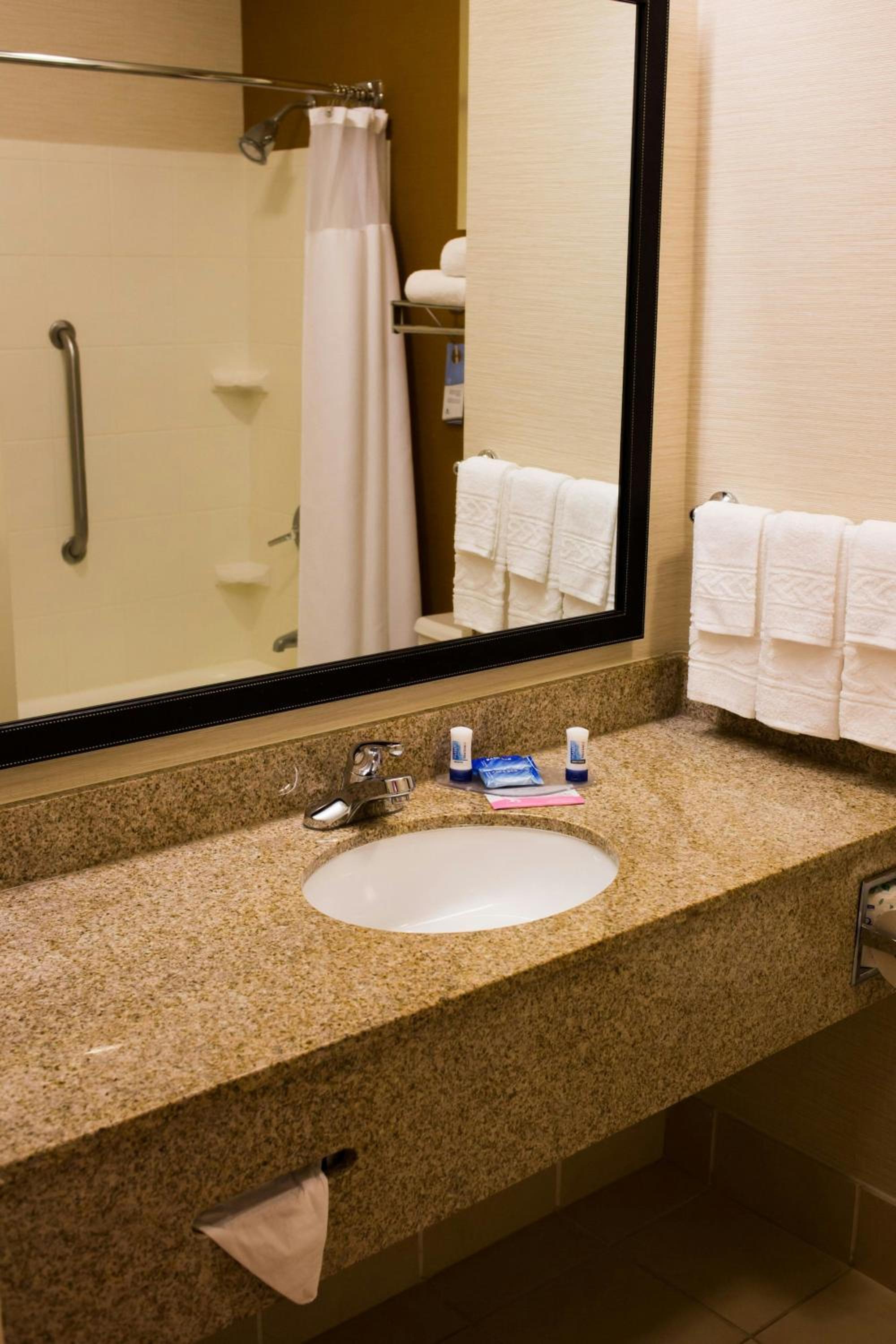 غرفة بسريرين كوين بحوض استحمام لذوي الإعاقة، FAIRFIELD INN AND SUITES LUMBERTON 6/8