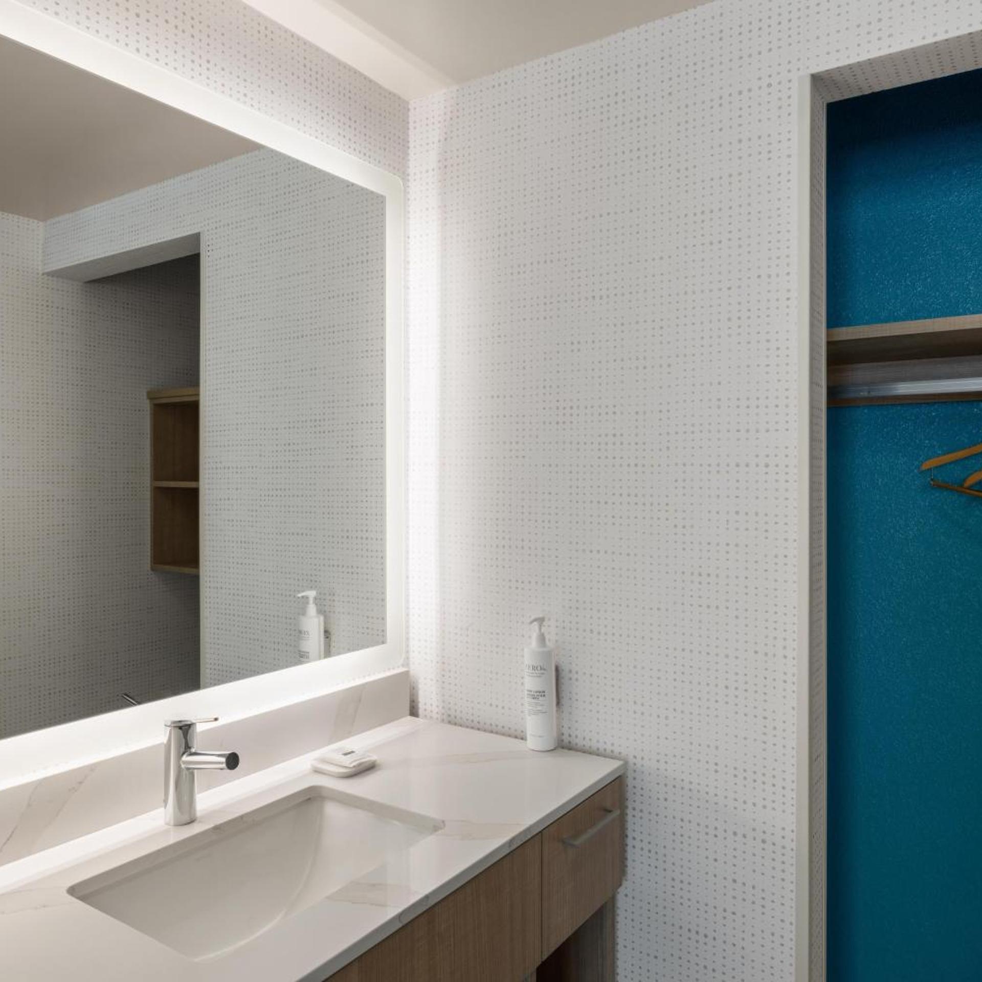 جناح بسرير كينج بغرفة نوم واحدة بحوض استحمام، Homewood Suites By Hilton Sacramento Airport-Natomas 2/2