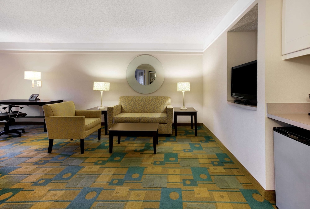 La Quinta Inn & Suites by Wyndham Dallas DFW Airport North 36/55