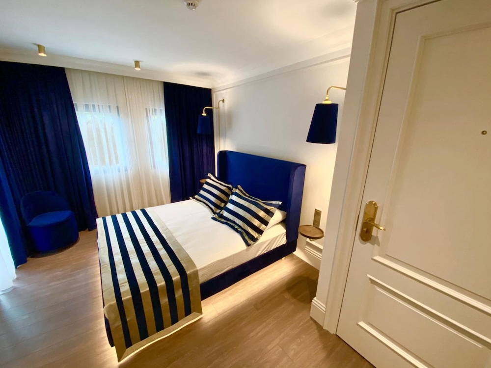 A11 Exclusive Hotel 5/25