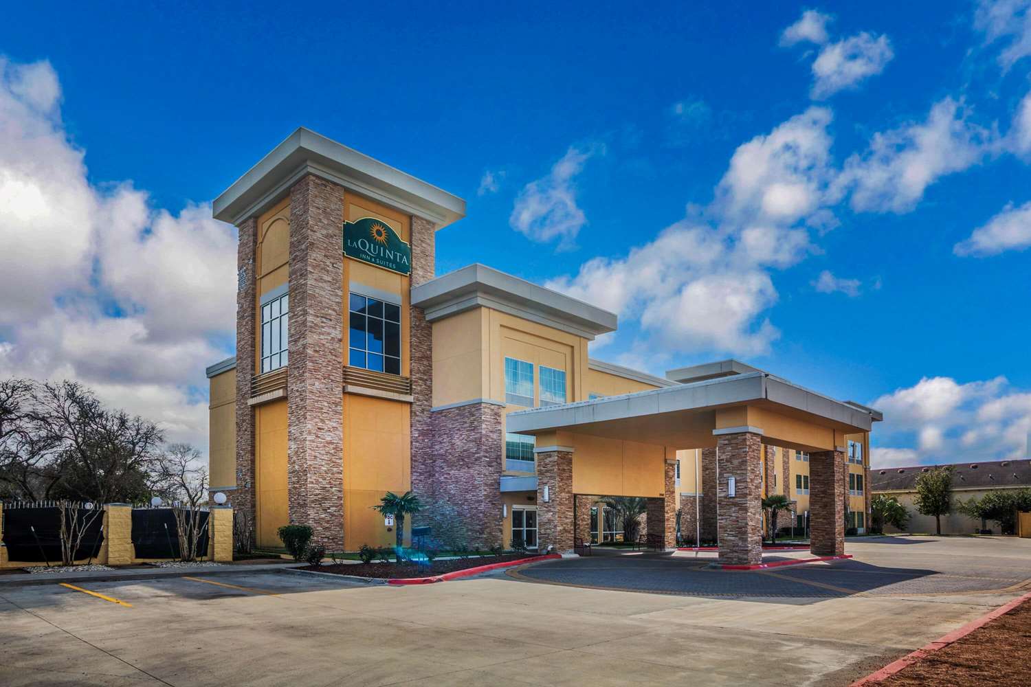 La Quinta Inn Suites Beeville 37/40