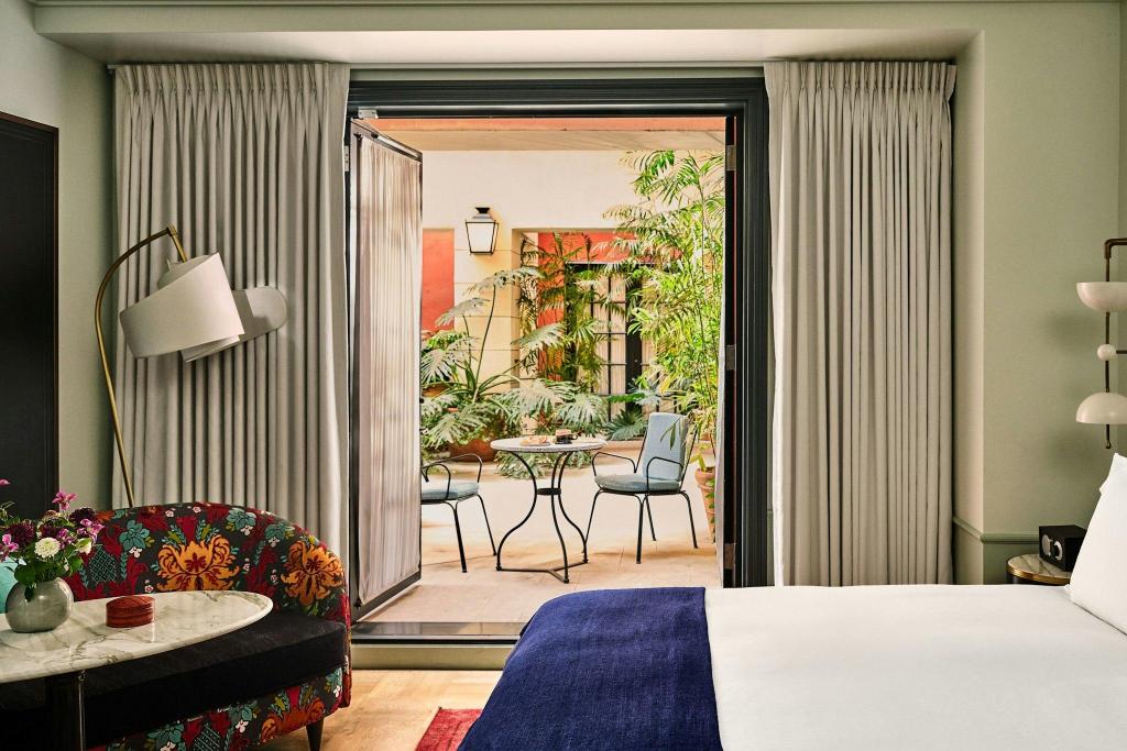 Study, Guest Room, King Bed, Courtyard View, Patio