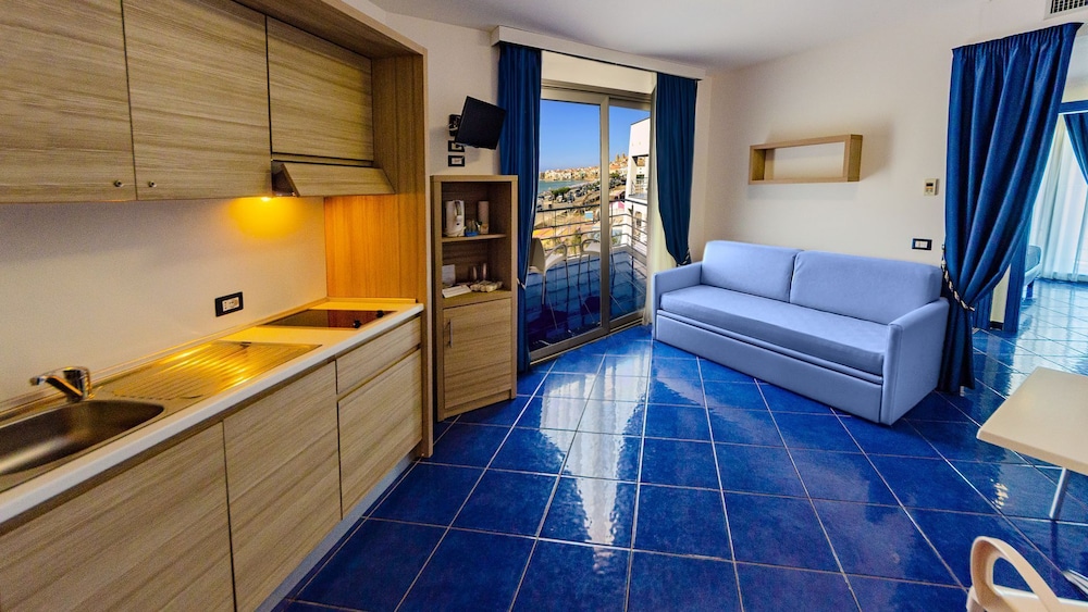 Astro Suite Hotel 20/50